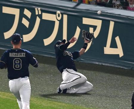 １回、大山悠輔の邪飛を捕りにいく森（撮影・飯室逸平）