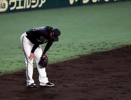 【写真】両膝に手を当てガックリうなだれる宇田川　逆転許しショック隠せず