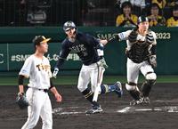 　８回、、三ゴロに倒れる安達（撮影・金田祐二）