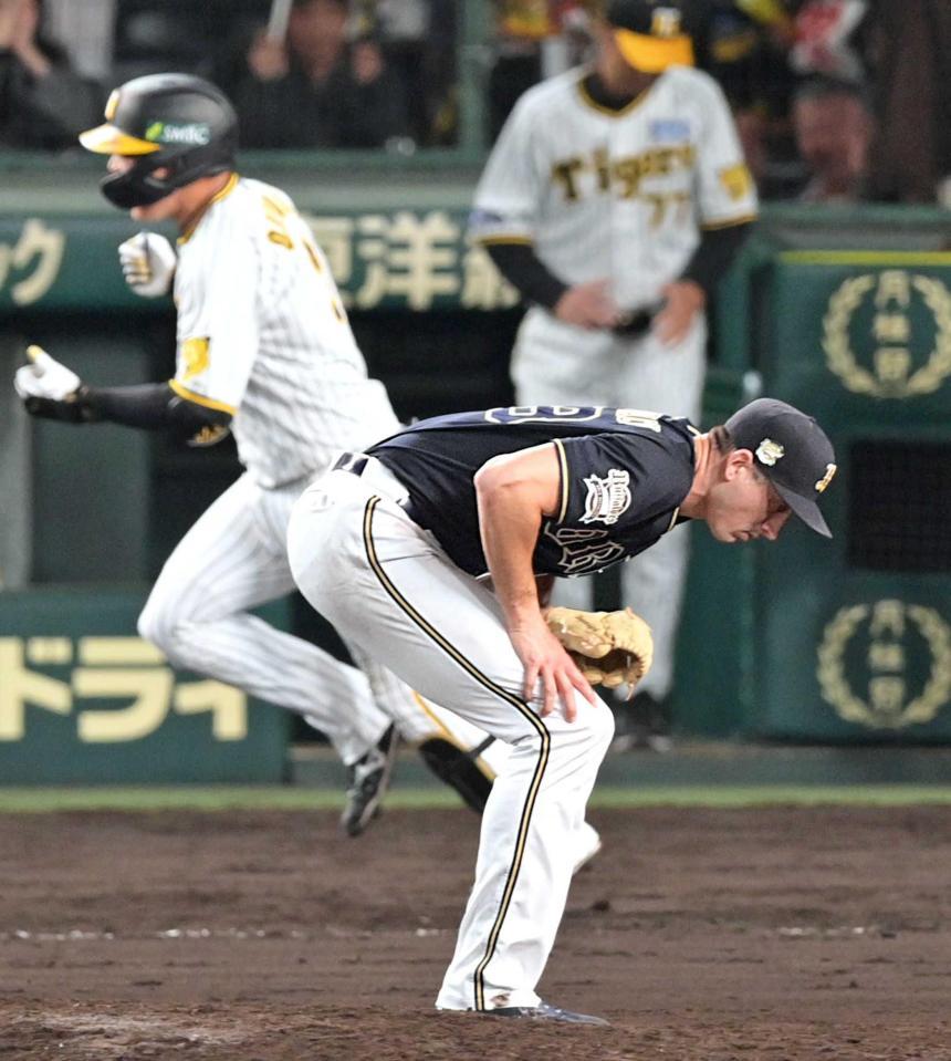 　９回、大山（左）にサヨナラ打を打たれ肩を落とすワゲスパック（撮影・立川洋一郎）