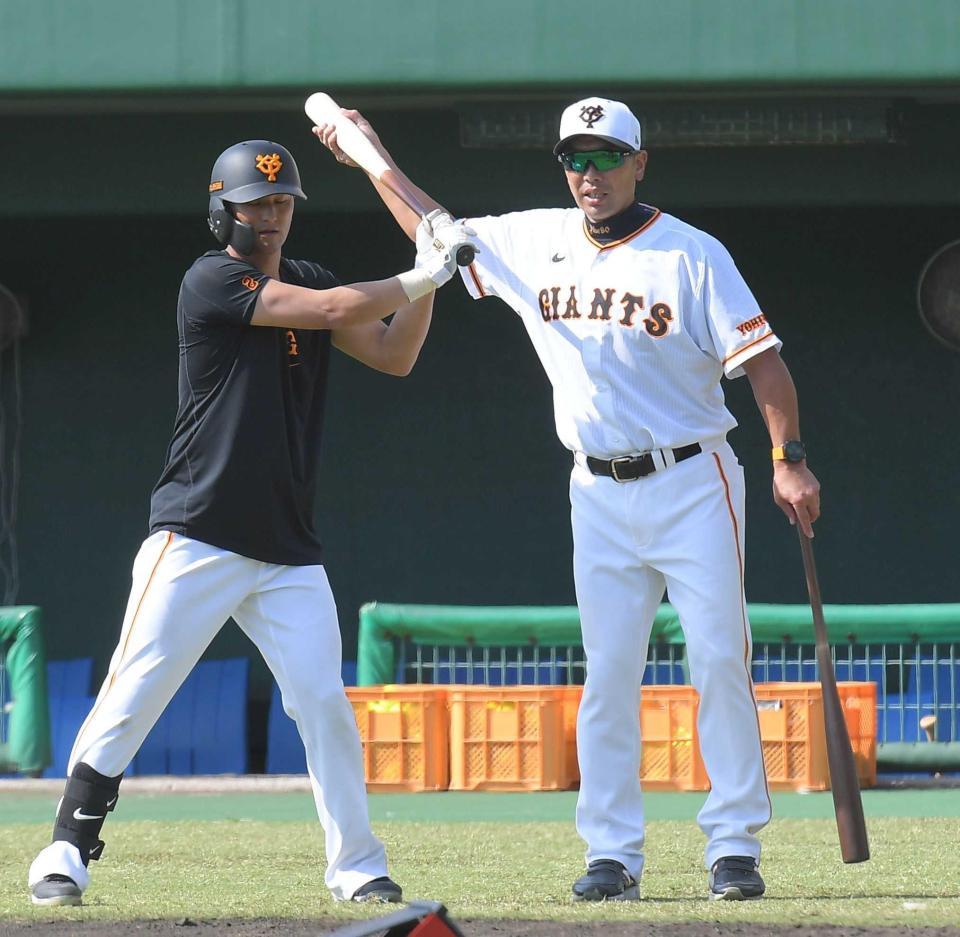 　吉川（左）を指導する阿部監督（撮影・佐藤厚）