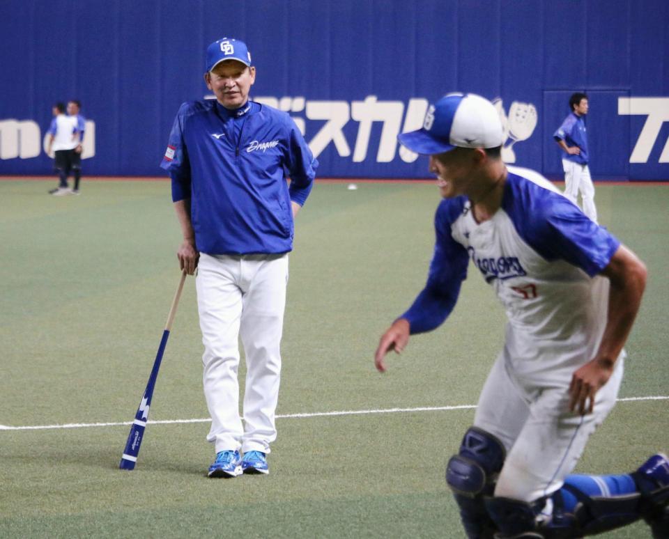 　中日の秋季キャンプで、練習を見守る立浪監督