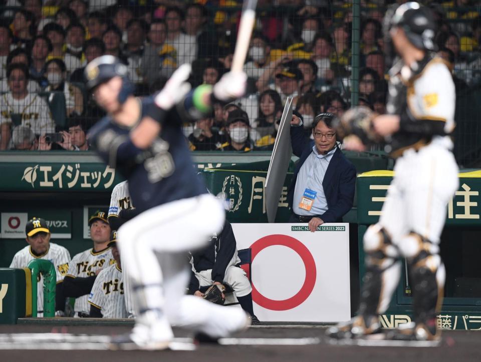 試合開始の合図が出される（撮影・中田匡峻）