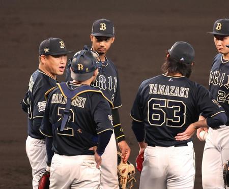 　８回、マウンドで山崎颯（６３）に降板を告げた中嶋監督