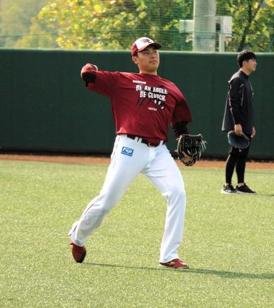 　キャッチボールを行う渡辺翔