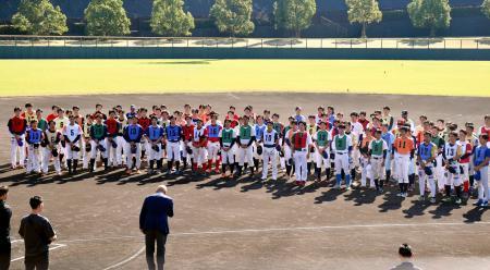 　プロ野球２軍公式戦の参加が内定した「ハヤテ２２３」のトライアウトに参加した選手ら＝３日午前、静岡市