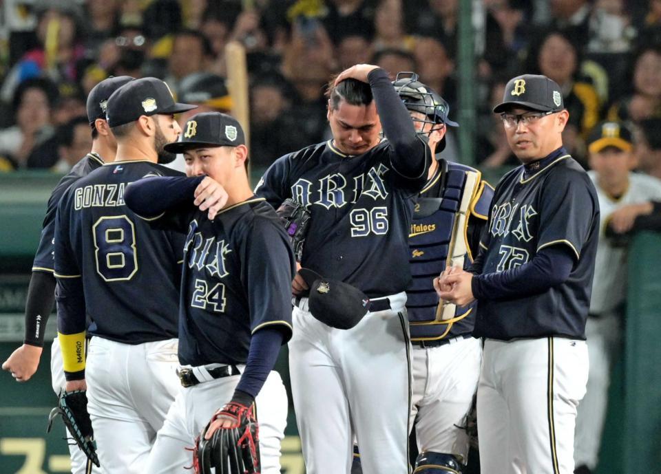 　８回、連続適時打を許して交代となり、肩を落とす宇田川（９６）＝撮影・立川洋一郎