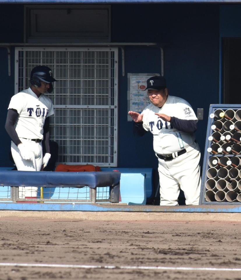 　ベンチから指示を送る大阪桐蔭・西谷浩一監督