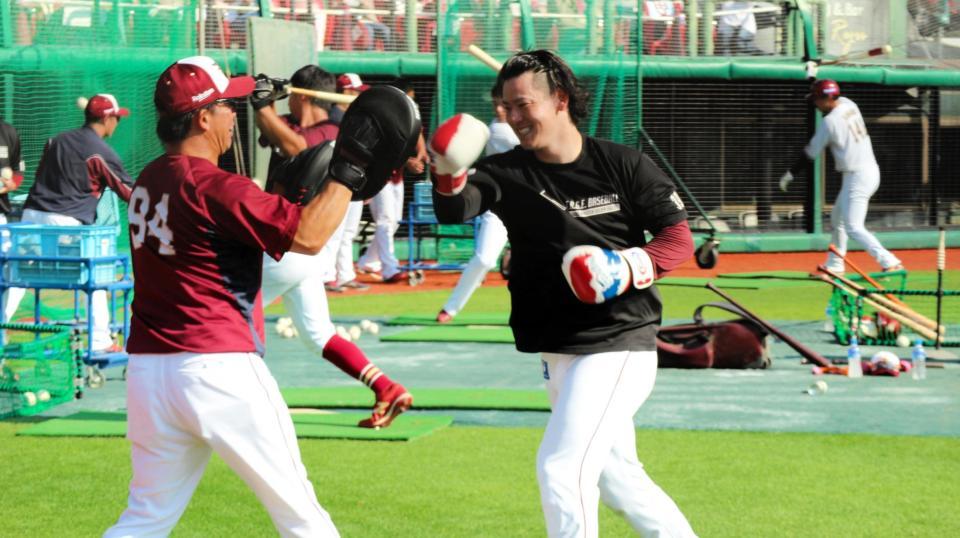 　ボクシングトレーニングを行う伊藤裕（右）