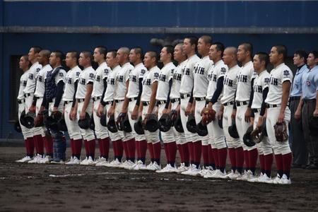 　大会史上初の３年連続優勝を達成し、整列する大阪桐蔭ナイン