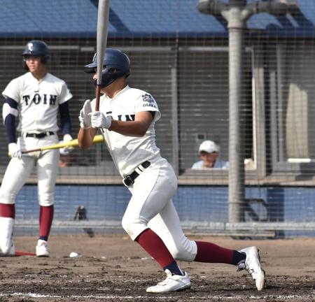 　２回、先制の中前適時打を放つ大阪桐蔭・賀川陽日