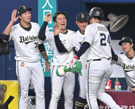 　５回、２ランを放った紅林（２４）を出迎える山本（左から２人目）＝撮影・高部洋祐