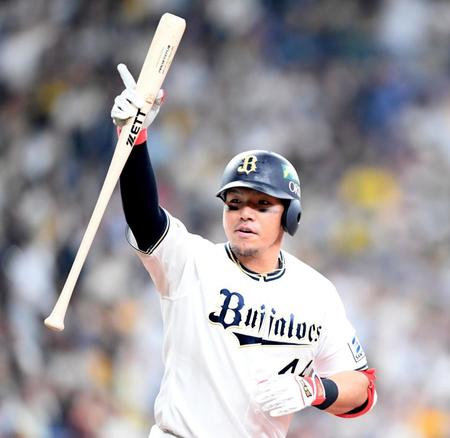 　８回、ソロを放った頓宮（撮影・中田匡峻）