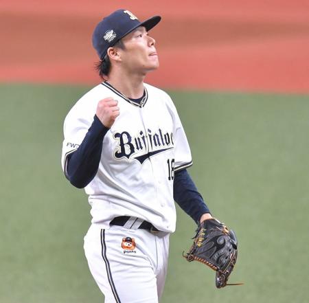 　８回を投げ終え、ガッツポーズでベンチへ戻る山本（撮影・西岡正）