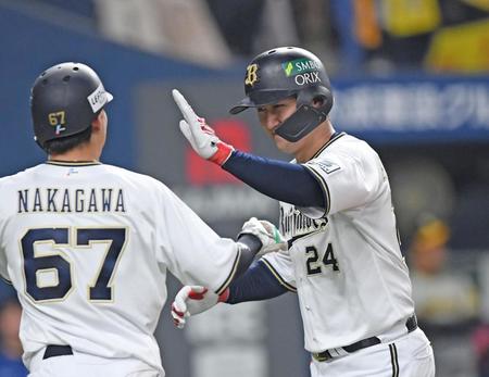 　５回、２ランを放った紅林（右）は中川圭とタッチを交わす（撮影・中田匡峻）