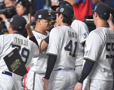 　４回、近本の右飛を好捕し、ナインに迎えられる森（撮影・西岡正）