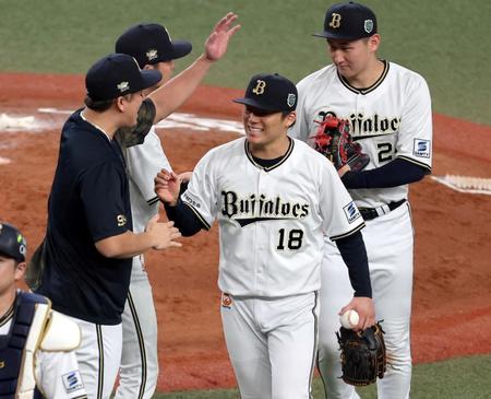 　完投勝利を挙げた山本（右）は杉本から祝福される（撮影・山口登）