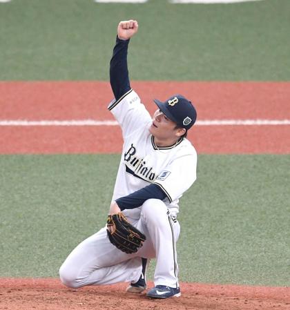 　完投勝利を挙げ、拳を上げる山本（撮影・北村雅宏）