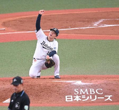 　完投勝利を挙げガッツポーズの山本（撮影・金田祐二）