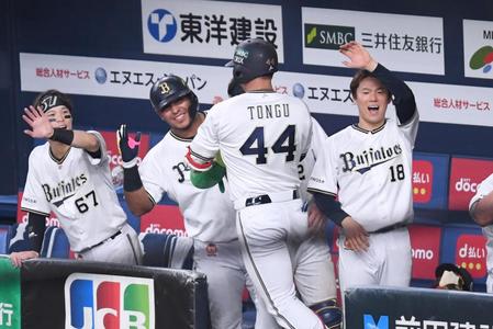 　８回、ソロを放った頓宮（４４）を迎える山本（右端）らオリックスナイン（撮影・飯室逸平）