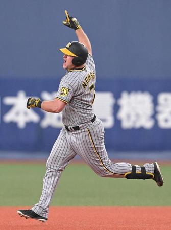 　２回、先制ソロを放ち、ポーズを決めるノイジー（撮影・高部洋祐）