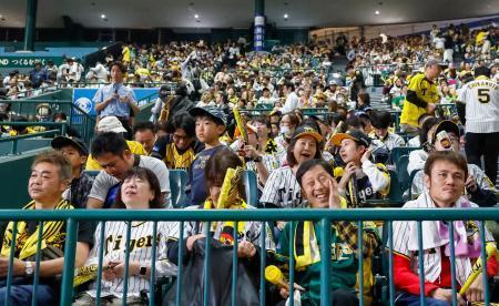 　甲子園球場で行われたＰＶで、オリックスに敗れ肩を落とす阪神ファン＝４日夜