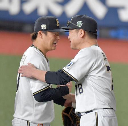 　完投勝利で中嶋監督（右）と抱き合う山本（撮影・西岡正）