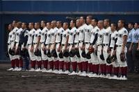 　大会史上初の３年連続優勝を達成し、整列する大阪桐蔭ナイン