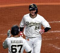 　５回、２ランを放ち生還する紅林（撮影・山口登）