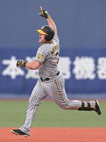 　２回、先制ソロを放ち、ポーズを決めるノイジー（撮影・高部洋祐）