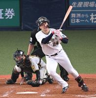 　５回、左中間に２ランを放つ紅林（撮影・金田祐二）