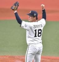 　ガッツポーズする完投勝利の山本（撮影・西岡正）