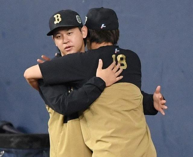 オリックス 山本由伸が宮城と熱い抱擁 崖っぷちで迎える試合前、第7戦