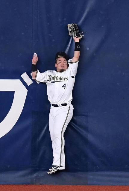 オリックス 右翼の森がスーパーキャッチ フェンス際で近本の打球