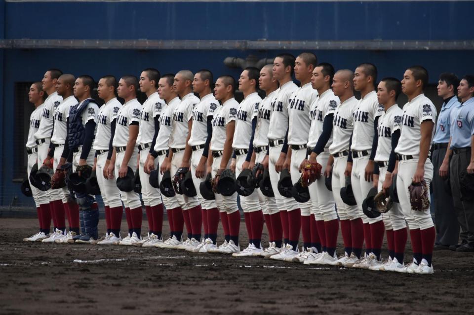 　大会史上初の３年連続優勝を達成し、整列する大阪桐蔭ナイン