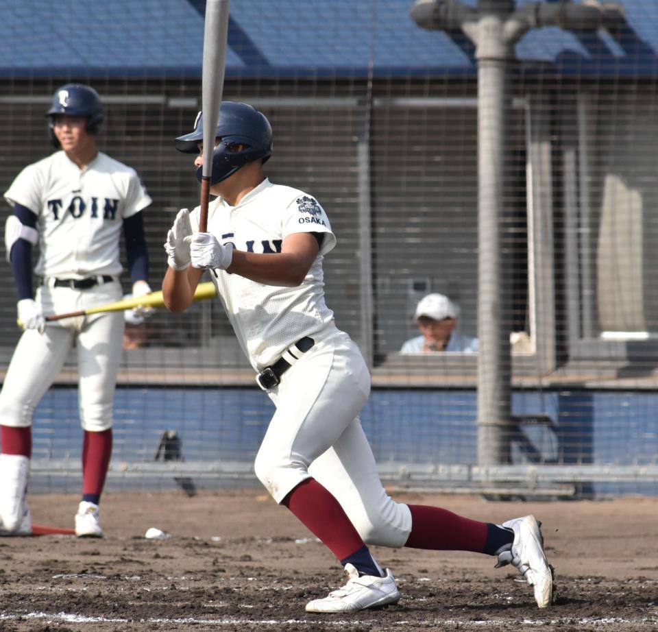 　２回、先制の中前適時打を放つ大阪桐蔭・賀川陽日