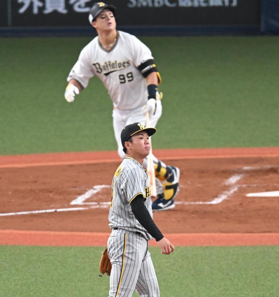 　２回、杉本に天井の隙間に入る二塁打を浴びる村上（撮影・金田祐二）