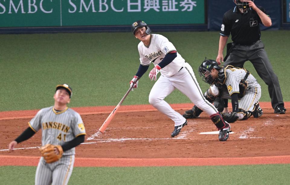 　５回、左中間に２ランを放つ紅林（撮影・金田祐二）