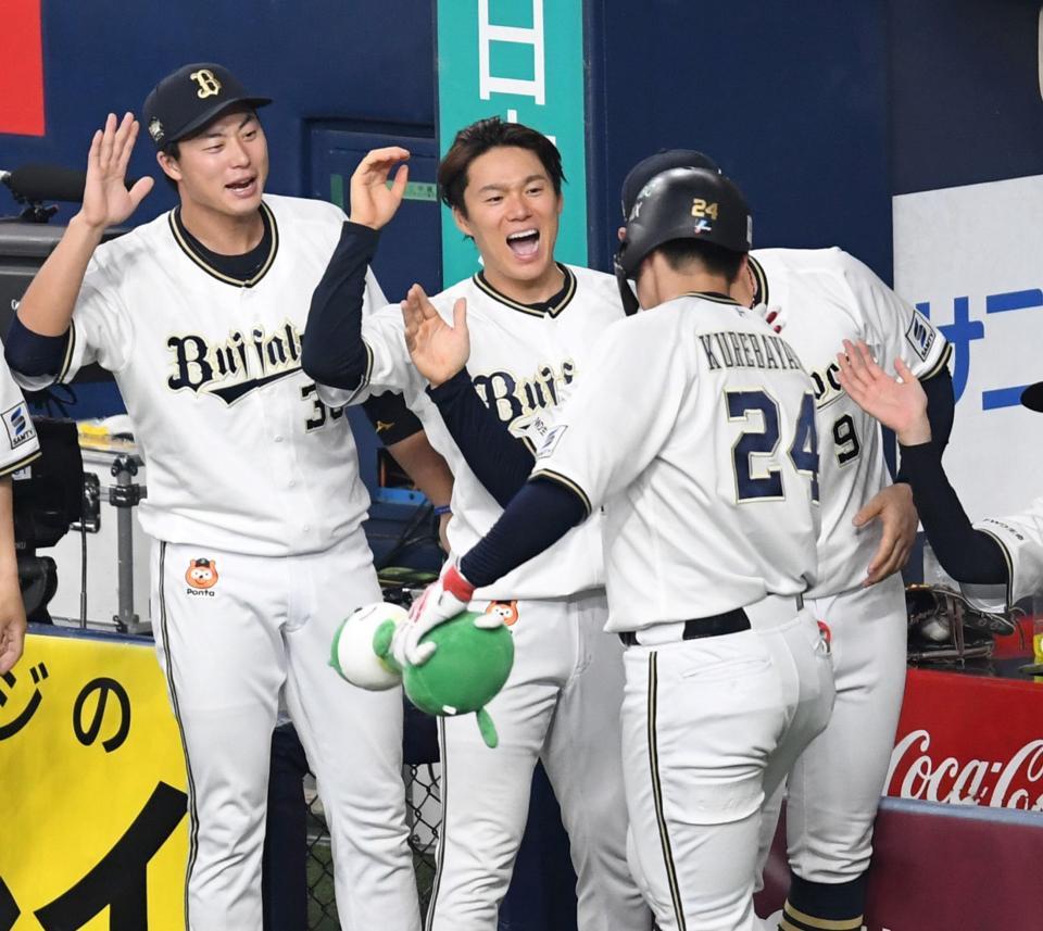 　５回、２ランを放った紅林（２４）を迎える山本（中央）ら（撮影・飯室逸平）