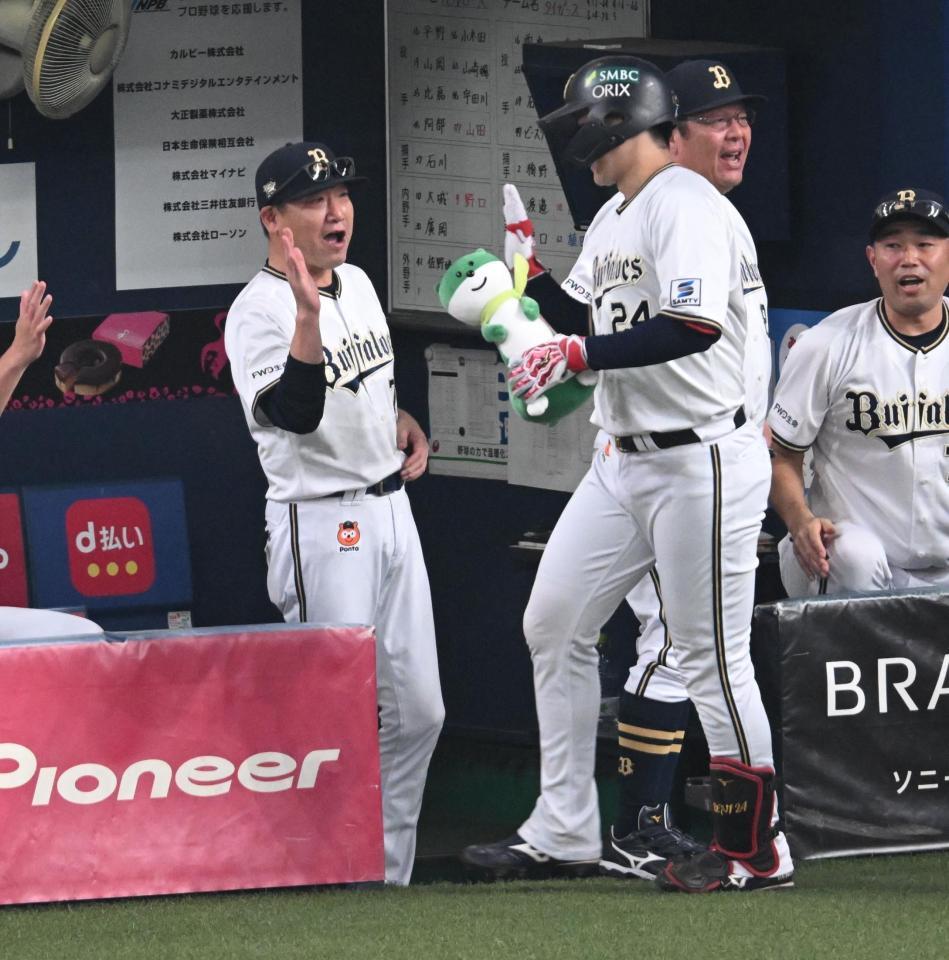 　５回、２ランを放った紅林を迎える中嶋監督（撮影・金田祐二）