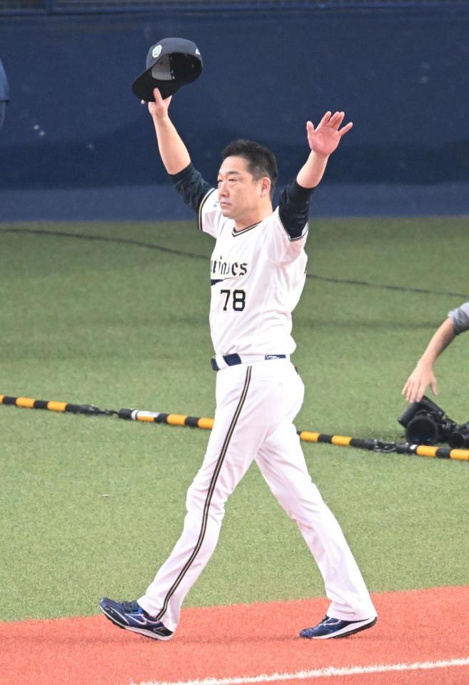 　声援に応える中嶋監督（撮影・金田祐二）