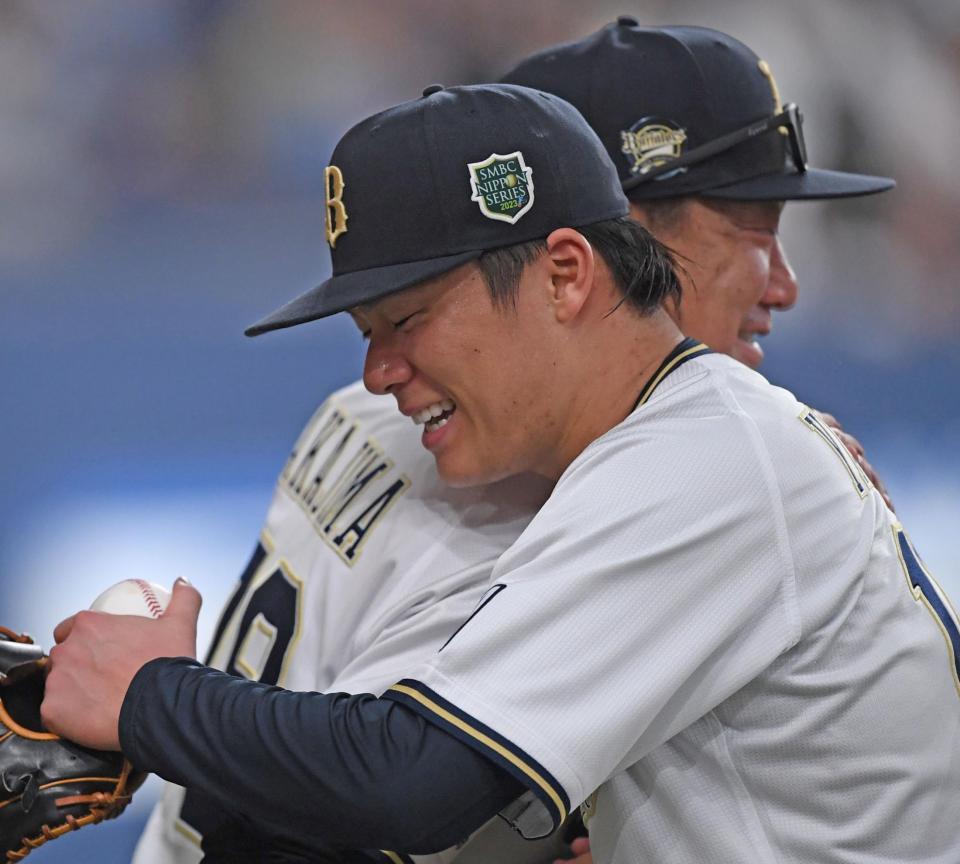 　中嶋監督（奥）と抱擁を交わす山本（撮影・中田匡峻）