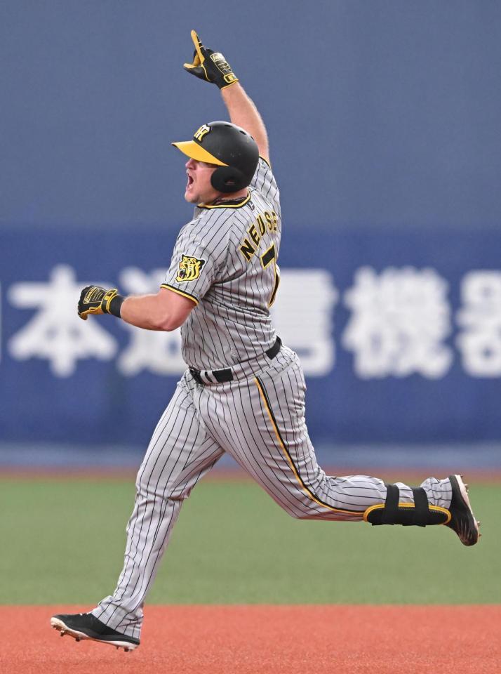 　２回、先制ソロを放ち、ポーズを決めるノイジー（撮影・高部洋祐）