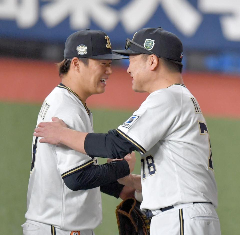 　完投勝利で中嶋監督（右）と抱き合う山本（撮影・西岡正）