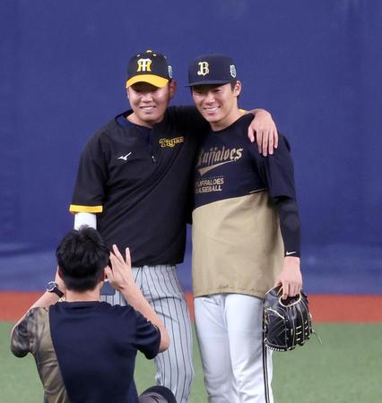 　試合前、肩を組んで写真に納まる西勇（左）と山本（撮影・山口登）