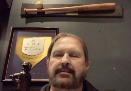 　オンラインで取材に応じるランディ・バースさん＝１０月