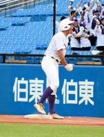　逆転を呼び込む同点の中前適時打を放ち、雄叫びを上げる関東第一・熊谷俊乃介
