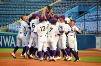 　８年ぶり５度目の優勝を決め、マウンドに集まる関東第一