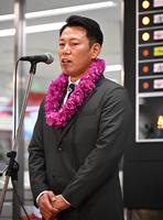 　宮崎空港に到着後、歓迎セレモニーで話す井端監督