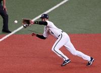 　１回、大山も打球を好捕する宗（撮影・山口登）